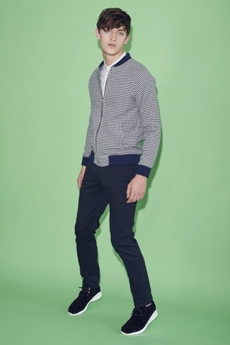 Как носить темно-синий бомбер с черными кроссовками мужчине