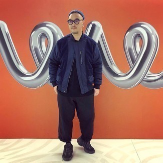 Как носить темно-синий бомбер с черными кроссовками мужчине