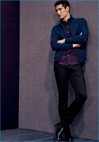 Как носить темно-синий бомбер с черными брюками чинос
