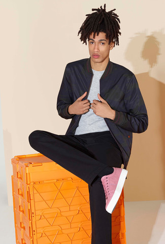 Как носить темно-синий бомбер с черными брюками чинос