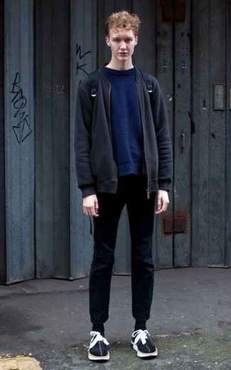 Как носить темно-синий бомбер с черными брюками чинос