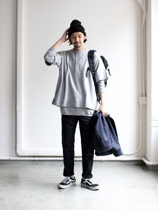 Как носить темно-синий бомбер с черными брюками чинос