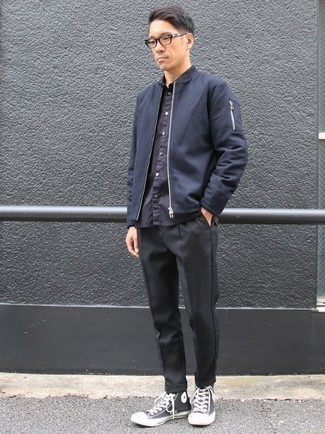 Как носить темно-синий бомбер с черными брюками чинос