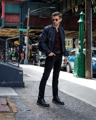 Как носить темно-синий бомбер с черными кожаными повседневными ботинками мужчине