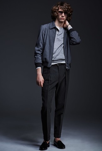 Как носить темно-синий бомбер с черными кожаными лоферами мужчине