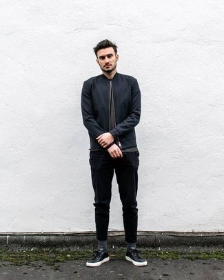 Как носить темно-синий бомбер с черными кожаными низкими кедами мужчине