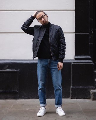 Как носить темно-синий бомбер с черной водолазкой мужчине