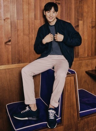 Как носить темно-синий бомбер с синими кроссовками мужчине