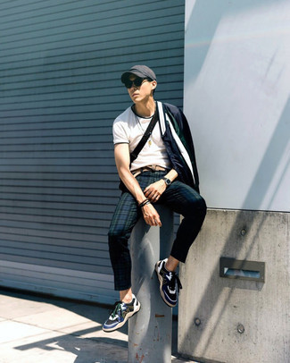 Как носить темно-синий бомбер с синими кроссовками мужчине