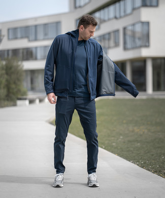 Как носить темно-синий бомбер с синими брюками чинос