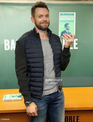 Как носить темно-синий бомбер с синими джинсами мужчине