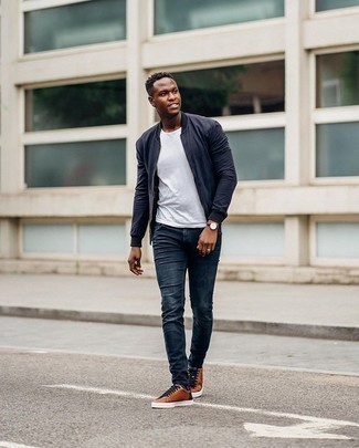 Как носить темно-синий бомбер с синими джинсами мужчине