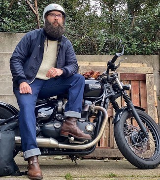 Как носить темно-синий бомбер с синими джинсами мужчине