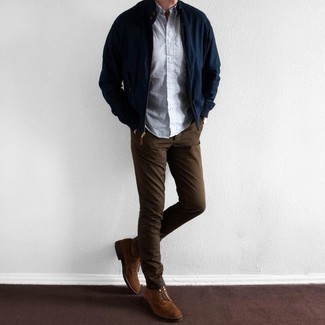 Как носить темно-синий бомбер с коричневыми джинсами мужчине