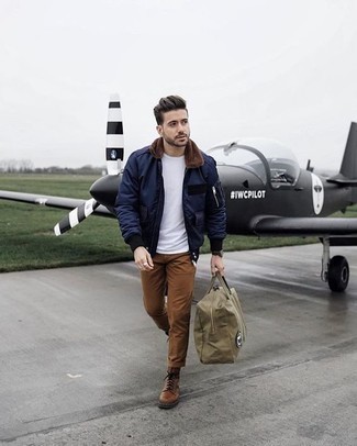 Как носить темно-синий бомбер с коричневыми кожаными повседневными ботинками мужчине