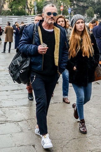 Какие вязаные свитера носить с темно-синим бомбером мужчине