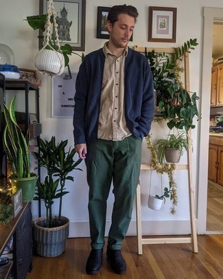 Какие ботинки челси носить с темно-синим бомбером мужчине