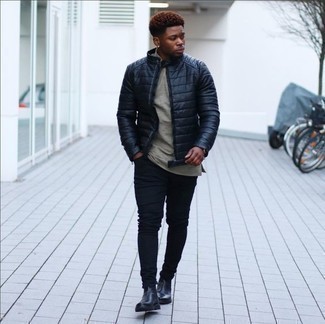 Какие ботинки челси носить с темно-синим бомбером мужчине