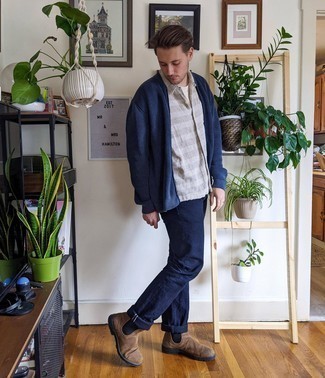 Какие ботинки челси носить с темно-синим бомбером мужчине