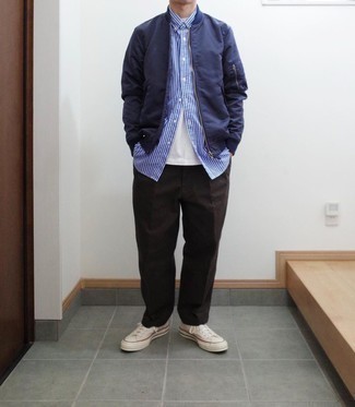 Какие брюки чинос носить с темно-синим бомбером