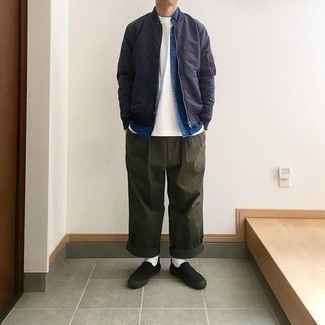 Какие брюки чинос носить с темно-синим бомбером