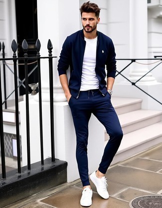 Какие брюки чинос носить с темно-синим бомбером