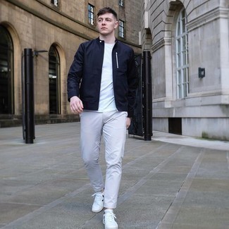 Какие брюки чинос носить с темно-синим бомбером