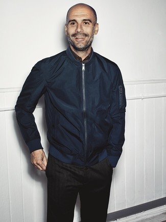 Какие классические брюки носить с темно-синим бомбером мужчине