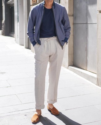 Как носить темно-синий бомбер с серыми брюками чинос