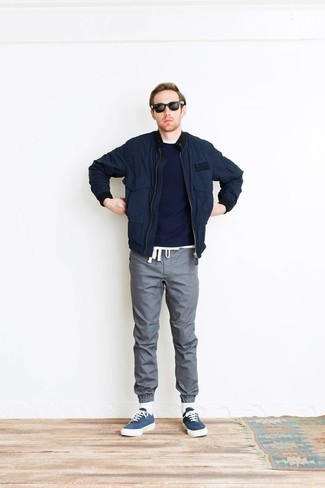 Как носить темно-синий бомбер с серыми брюками чинос