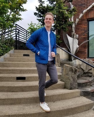 Как носить темно-синий бомбер с серыми брюками чинос