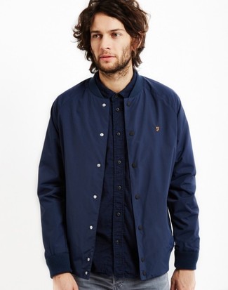 Как носить темно-синий бомбер с серыми джинсами мужчине