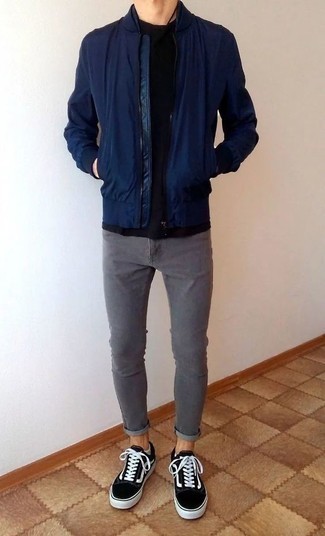 Как носить темно-синий бомбер с серыми джинсами мужчине
