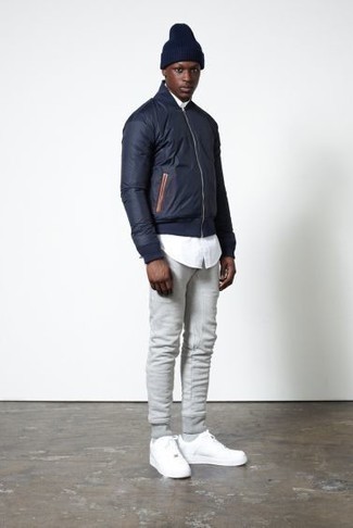 Как носить темно-синий бомбер с серыми спортивными штанами мужчине