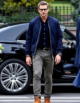 Какие высокие кеды носить с темно-синим бомбером мужчине