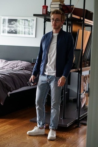 Как носить темно-синий бомбер с голубыми джинсами мужчине