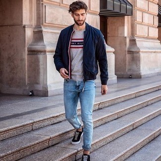 Как носить темно-синий бомбер с голубыми джинсами мужчине