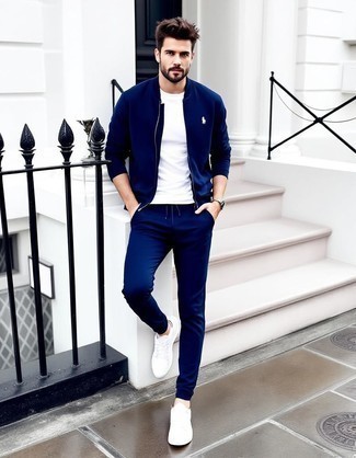 Какие низкие кеды носить с темно-синим бомбером мужчине