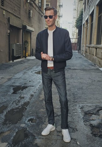 Какие низкие кеды носить с темно-синим бомбером мужчине