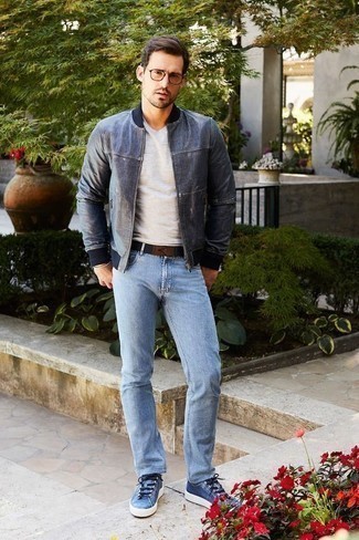 Какие низкие кеды носить с темно-синим бомбером мужчине