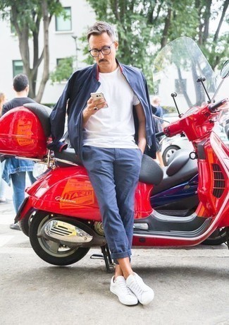 Какие низкие кеды носить с темно-синим бомбером мужчине