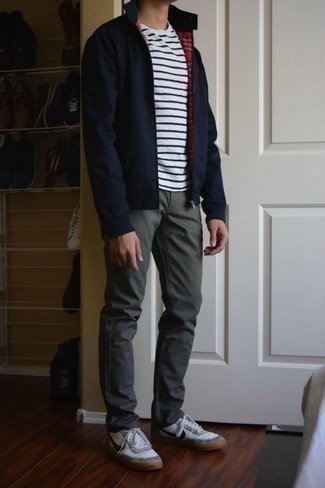 Какие низкие кеды носить с темно-синим бомбером мужчине