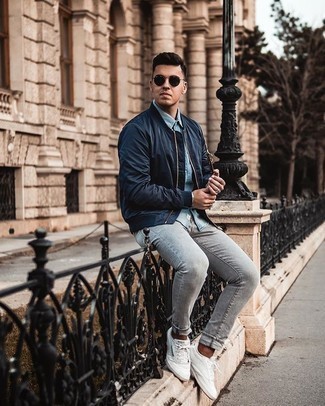 Какие низкие кеды носить с темно-синим бомбером мужчине