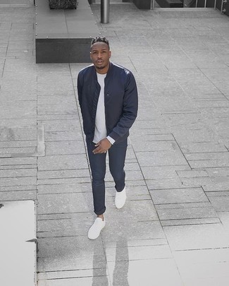 Какие низкие кеды носить с темно-синим бомбером мужчине