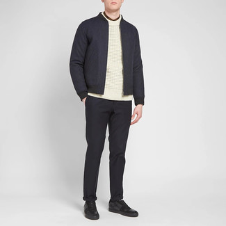 Какие низкие кеды носить с темно-синим бомбером мужчине