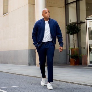 Какие низкие кеды носить с темно-синим бомбером мужчине