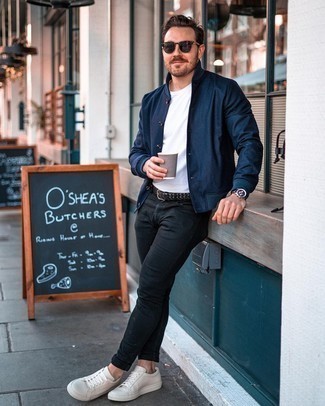 Какие низкие кеды носить с темно-синим бомбером мужчине