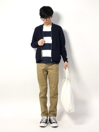 Какие низкие кеды носить с темно-синим бомбером мужчине