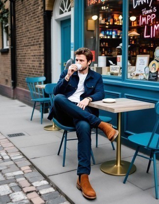 Как носить темно-синий бомбер с темно-синими джинсами мужчине