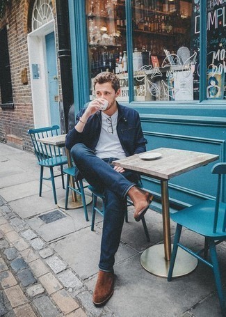 Как носить темно-синий бомбер с темно-синими джинсами мужчине